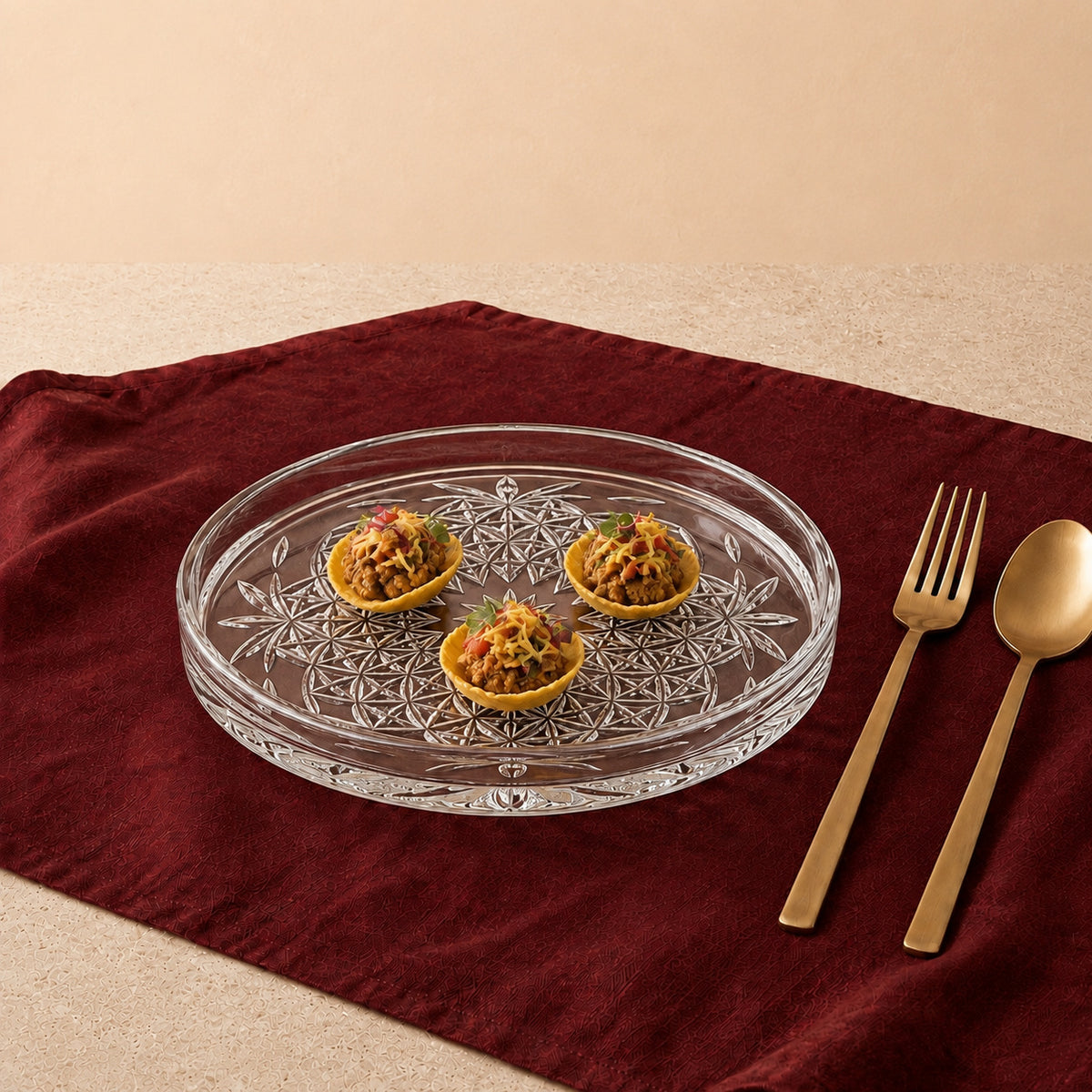 Serve appetizers, party finger foods, and evening bites with these 15cm Mini Taco Snack Plates. Designed with a broad base, gently sloping rim, and crystal-clear finish, each plate offers an elegant, practical stage for small bites, savory tacos, and casual table spreads.