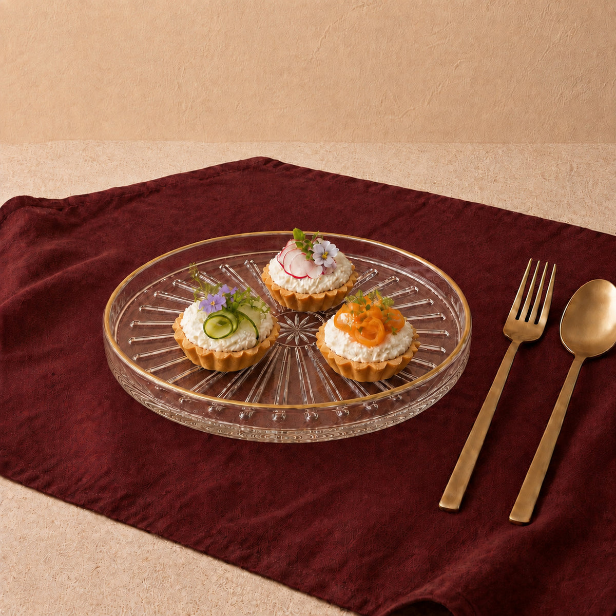 Transform appetizers and evening snacks into a dazzling spread with the Veggie Appe 15cm Snack Plates. Featuring radial sunburst fluting and a polished gold-gilded rim, it catches the light beautifully, making it a luminous centerpiece for entertaining and luxury gifting.