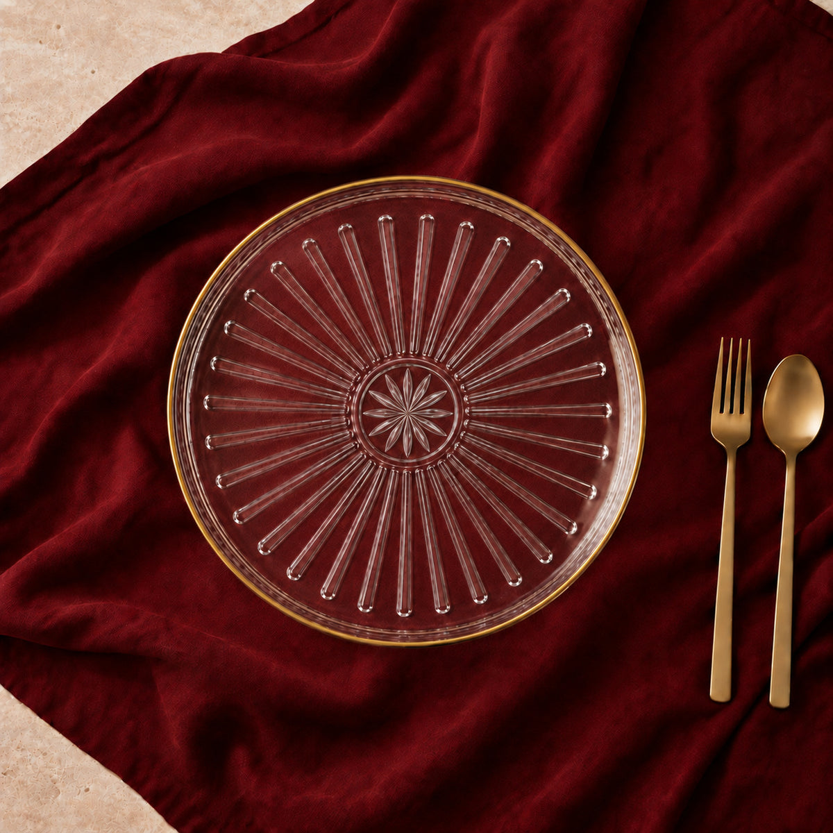Transform appetizers and evening snacks into a dazzling spread with the Veggie Appe 15cm Snack Plates. Featuring radial sunburst fluting and a polished gold-gilded rim, it catches the light beautifully, making it a luminous centerpiece for entertaining and luxury gifting.