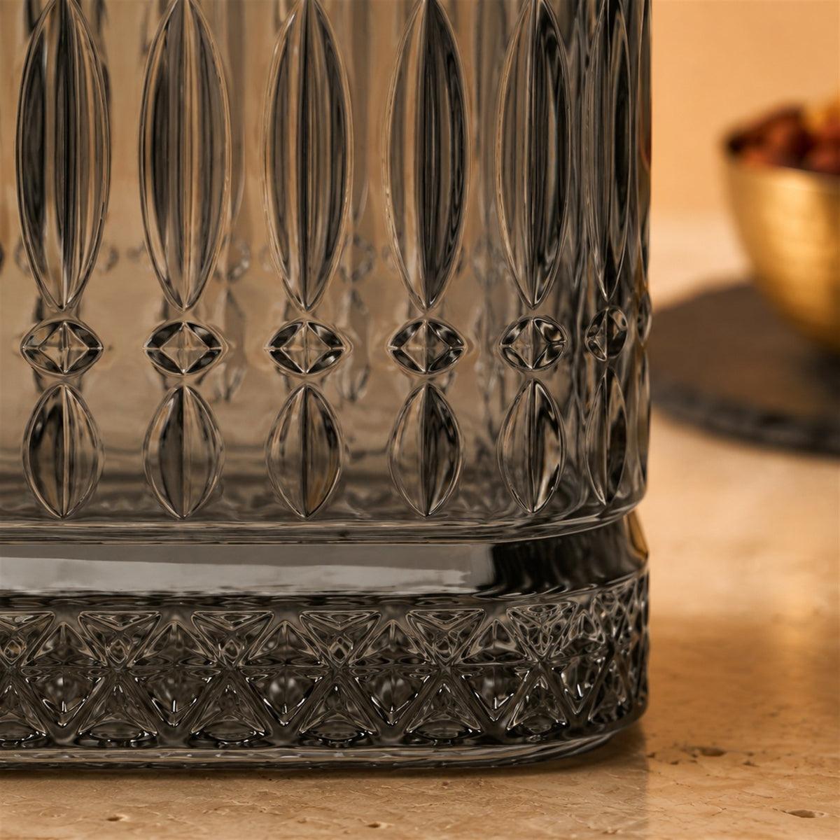 Elevate your home bar and dinner service with these Crystal Whisky Glasses. Designed with an expansive 420ml capacity and rich, light-refracting cuts, each tumbler delivers a commanding hand-feel and brilliant clarity for everyday pours and celebratory toasts alike.