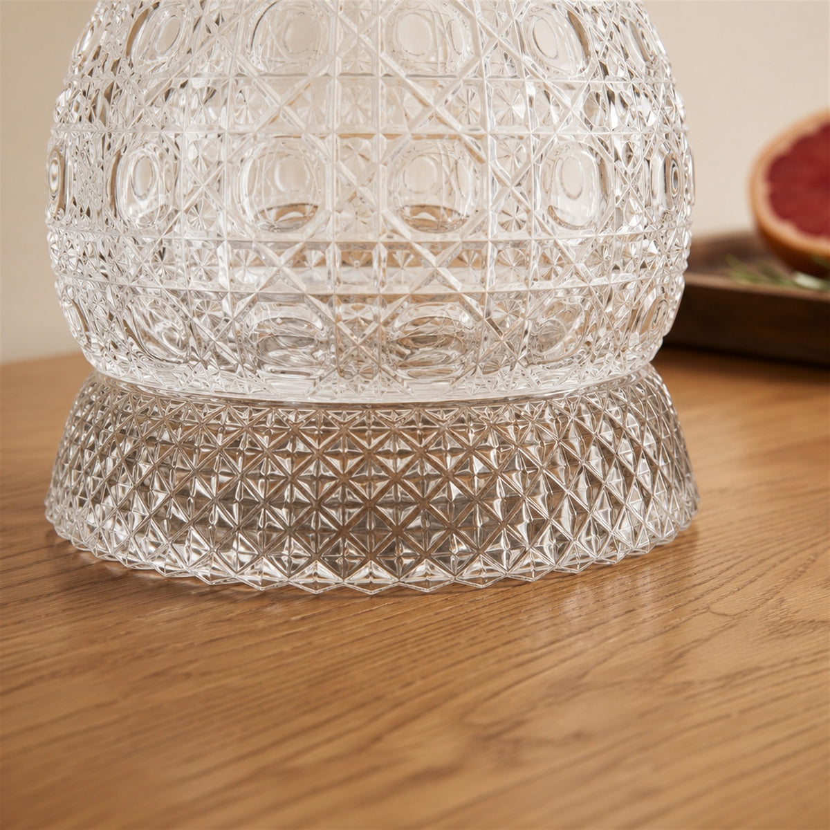 Elevate your home bar with this 360° Spinning Crystal Decanter. Built with a precision-balanced curved bottom and a matching diamond-faceted pedestal base, this decanter glides into a smooth rotation with a light nudge, naturally aerating your favourite spirits while reflecting ambient light through deep crystal facets.