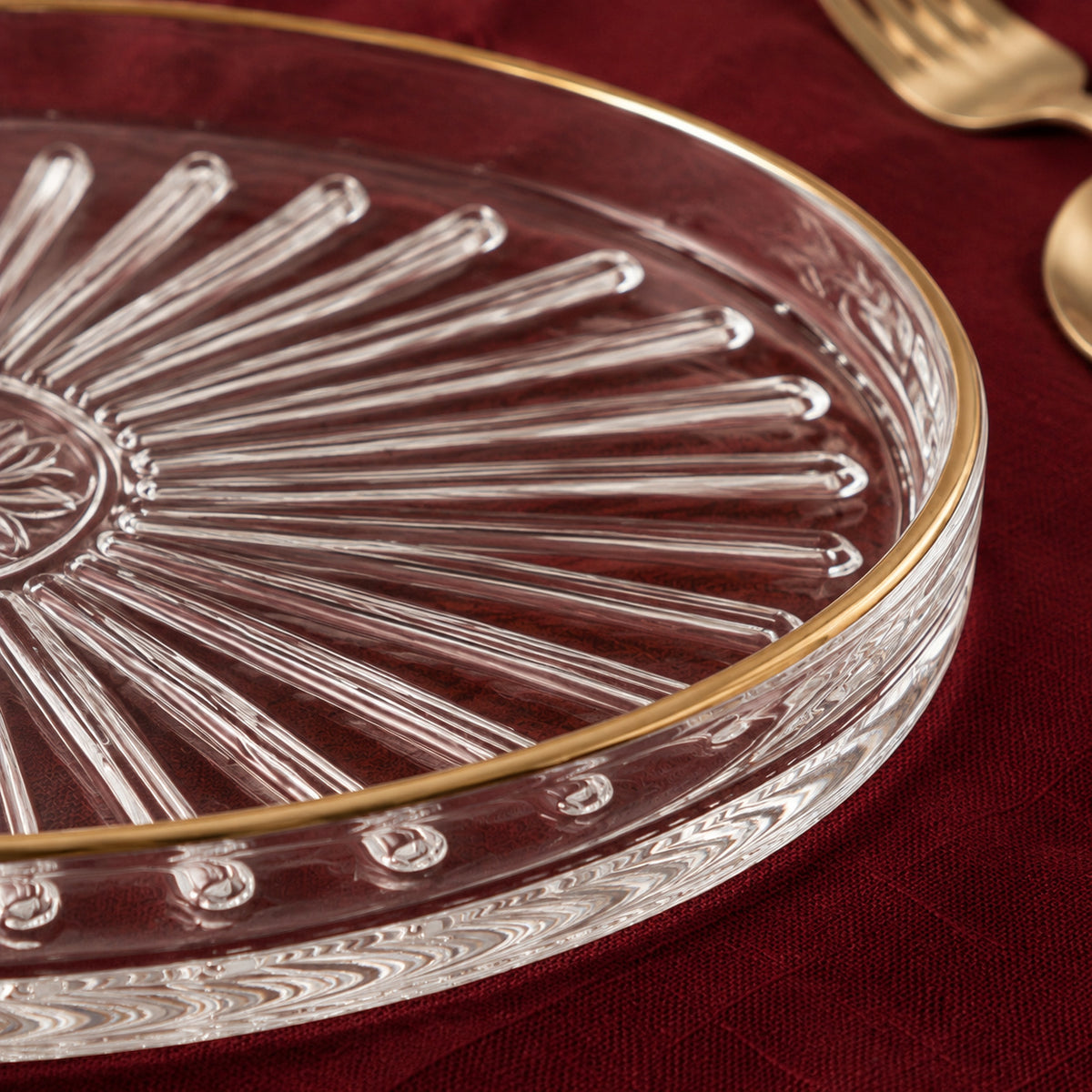 Transform appetizers and evening snacks into a dazzling spread with the Veggie Appe 15cm Snack Plates. Featuring radial sunburst fluting and a polished gold-gilded rim, it catches the light beautifully, making it a luminous centerpiece for entertaining and luxury gifting.