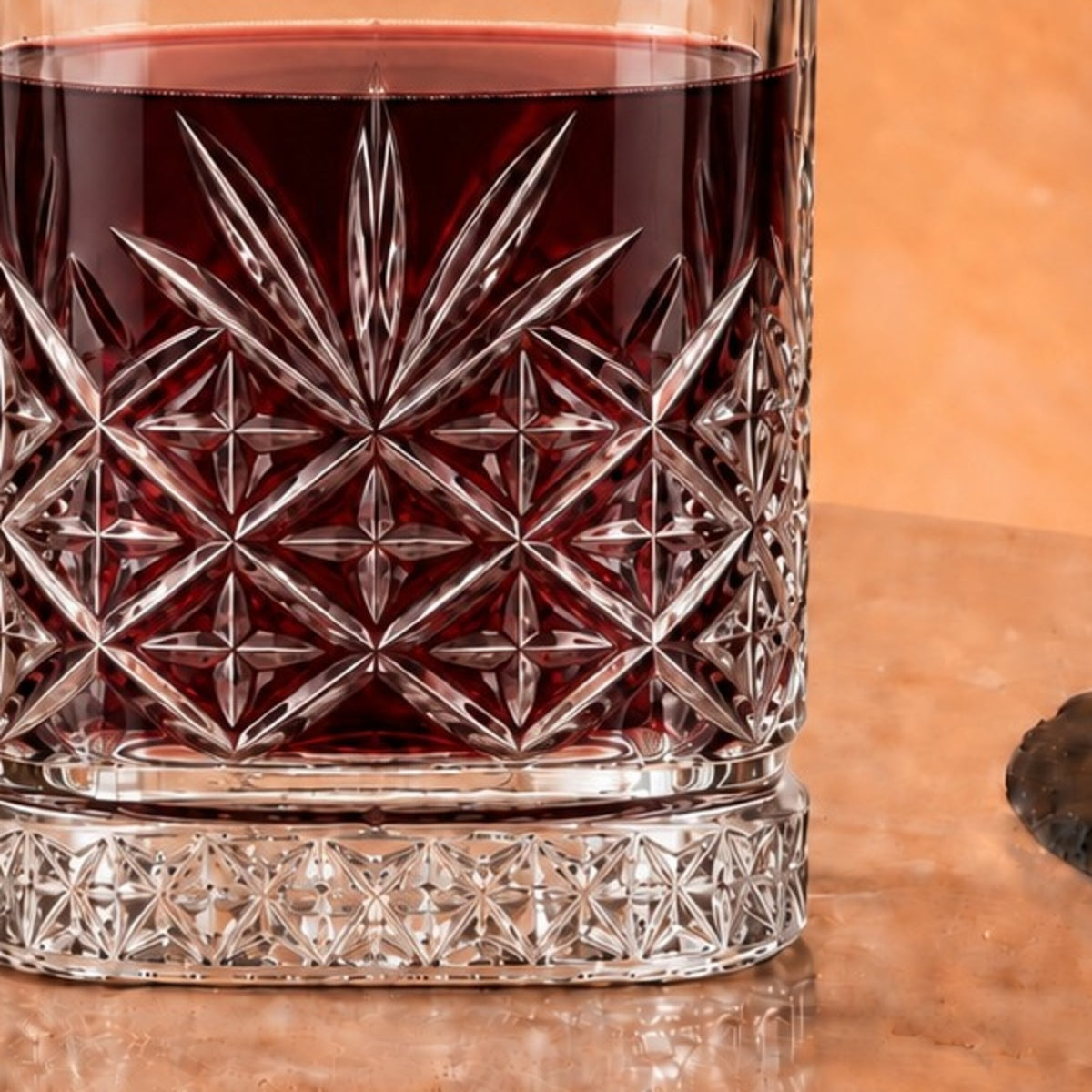 Elevate your home bar and dinner service with these Crystal Whisky Glasses. Designed with an expansive 420ml capacity and rich, light-refracting cuts, each tumbler delivers a commanding hand-feel and brilliant clarity for everyday pours and celebratory toasts alike.